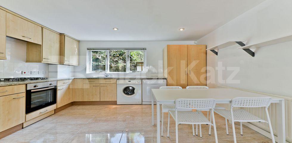 			UNDER OFFER , 4 Bedroom, 1 bath, 1 reception Mews House			 Heritage Place, Earlsfield